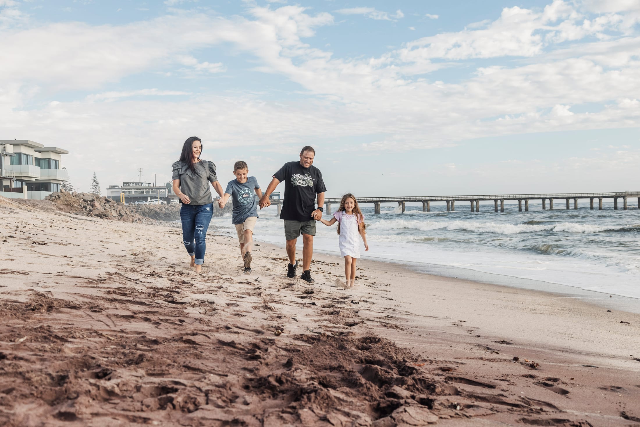 Lolla family shoot at the Swakopmund Jetty, palm-tree lane, and The Mole by Maja Carstens — photo 2 of 25