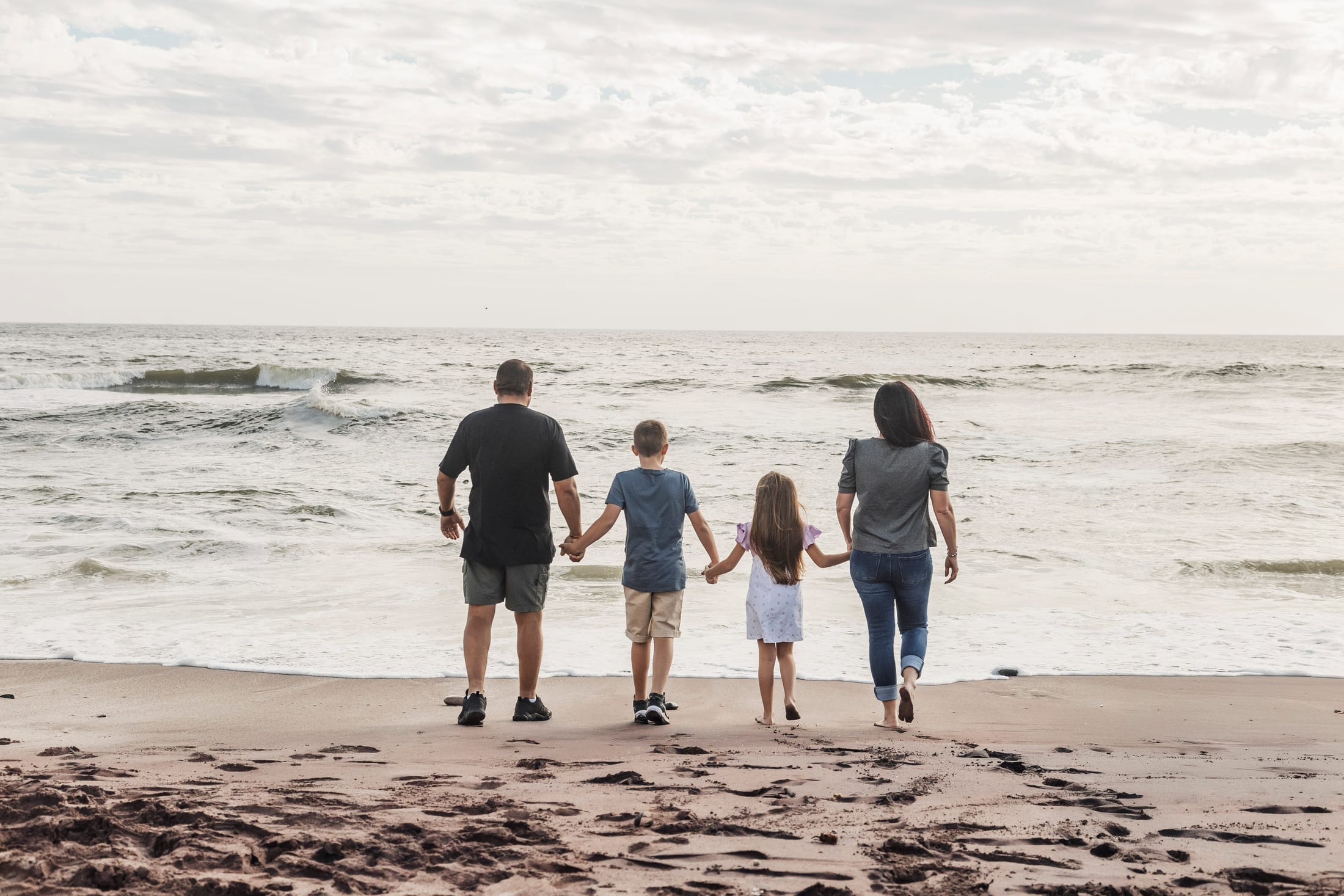 Lolla family shoot at the Swakopmund Jetty, palm-tree lane, and The Mole by Maja Carstens — photo 3 of 25