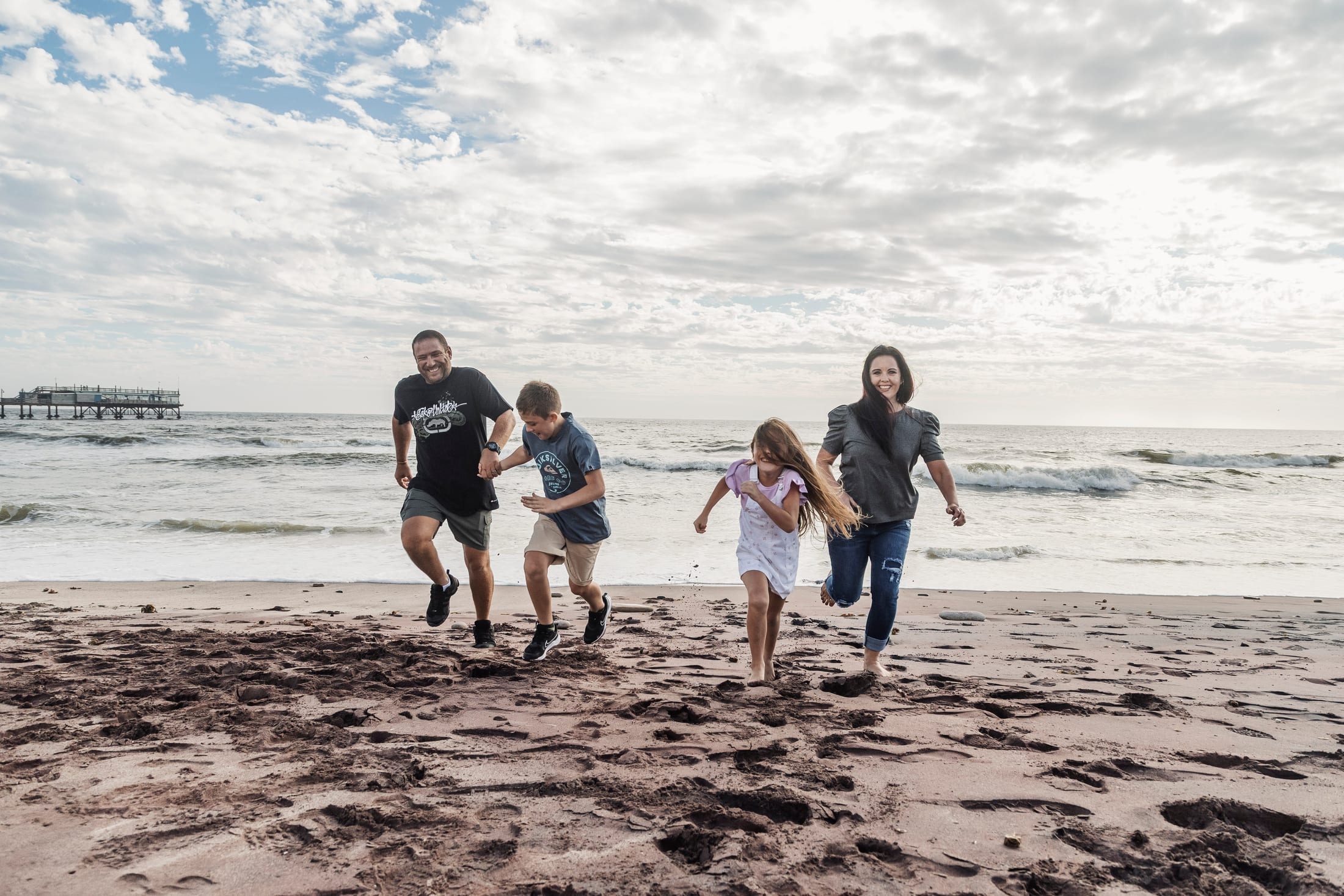 Lolla family shoot at the Swakopmund Jetty, palm-tree lane, and The Mole by Maja Carstens — photo 4 of 25