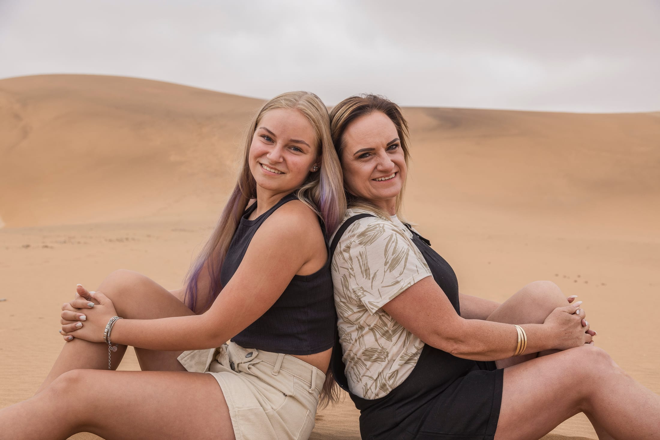 Ronel Serfontein family shoot in the Kramersdorf dunes by Maja Carstens — photo 10 of 21