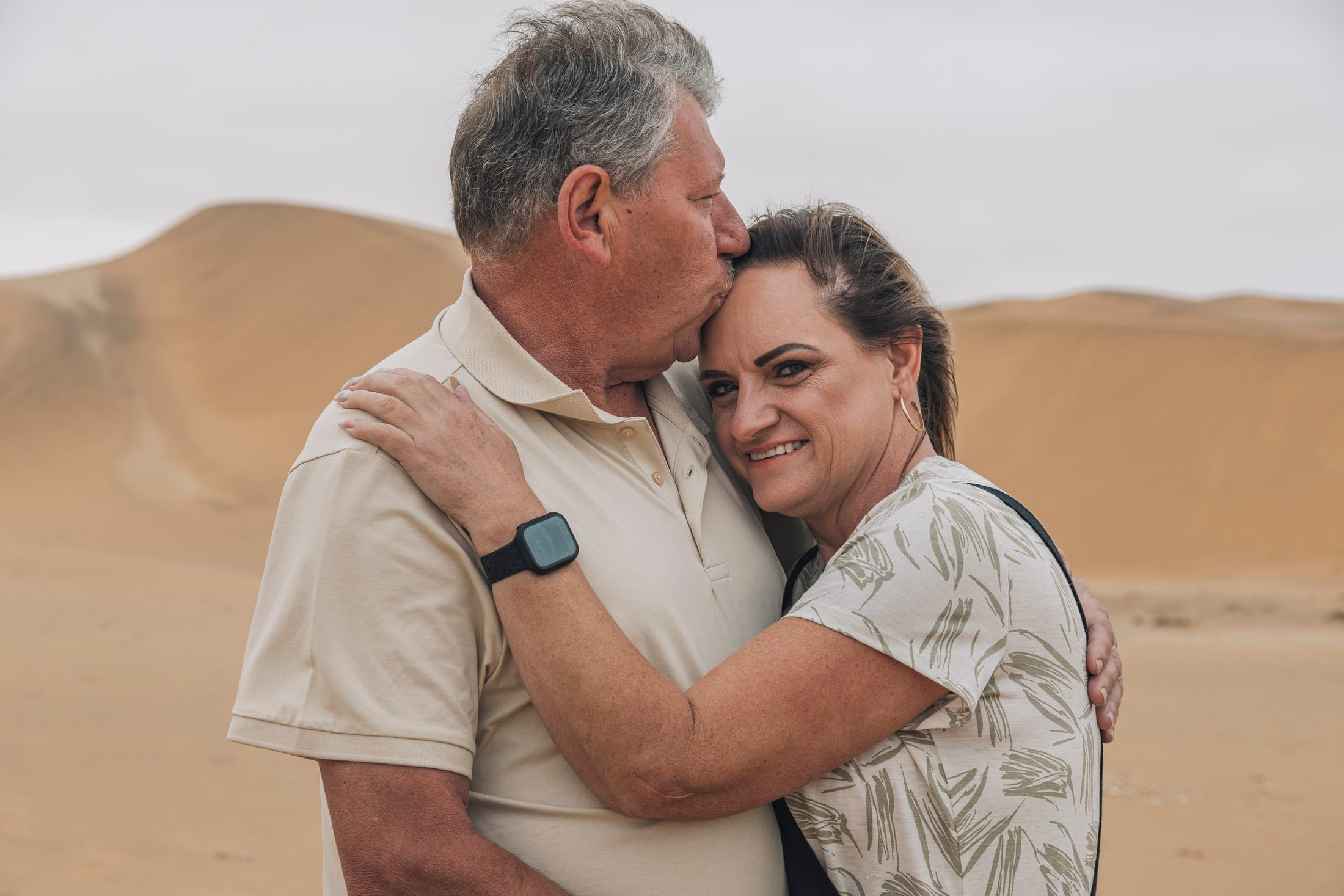 Ronel Serfontein family shoot in the Kramersdorf dunes by Maja Carstens — photo 2 of 21