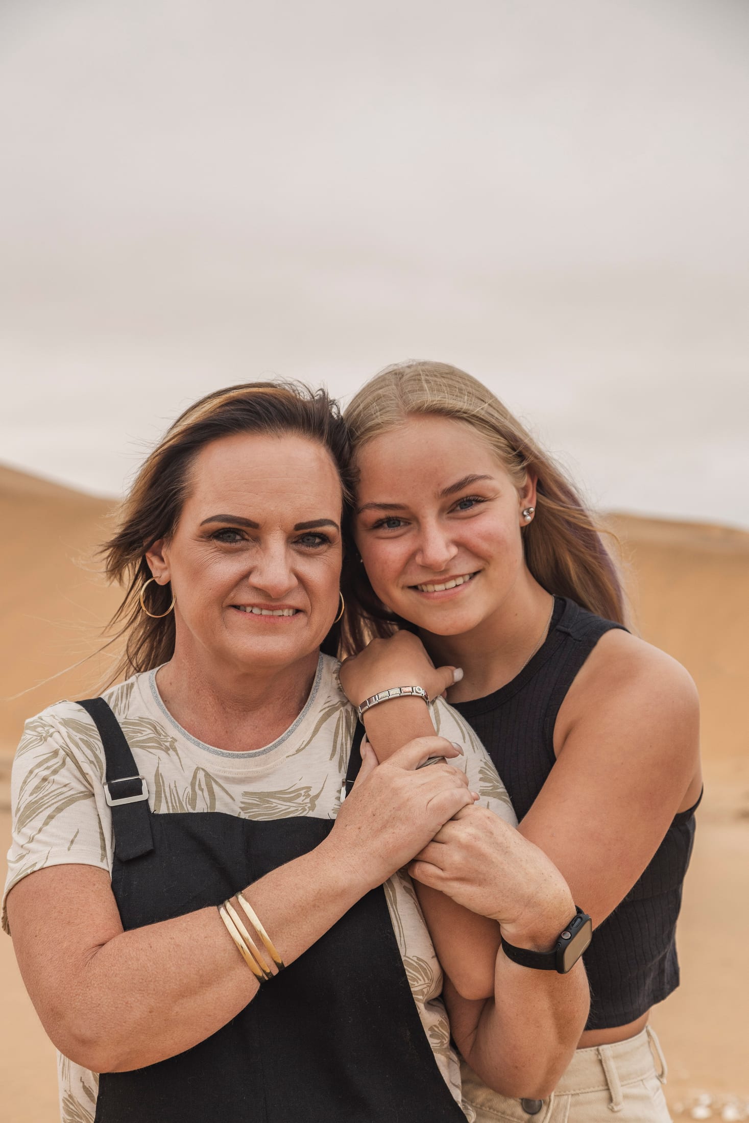 Ronel Serfontein family shoot in the Kramersdorf dunes by Maja Carstens — photo 3 of 21