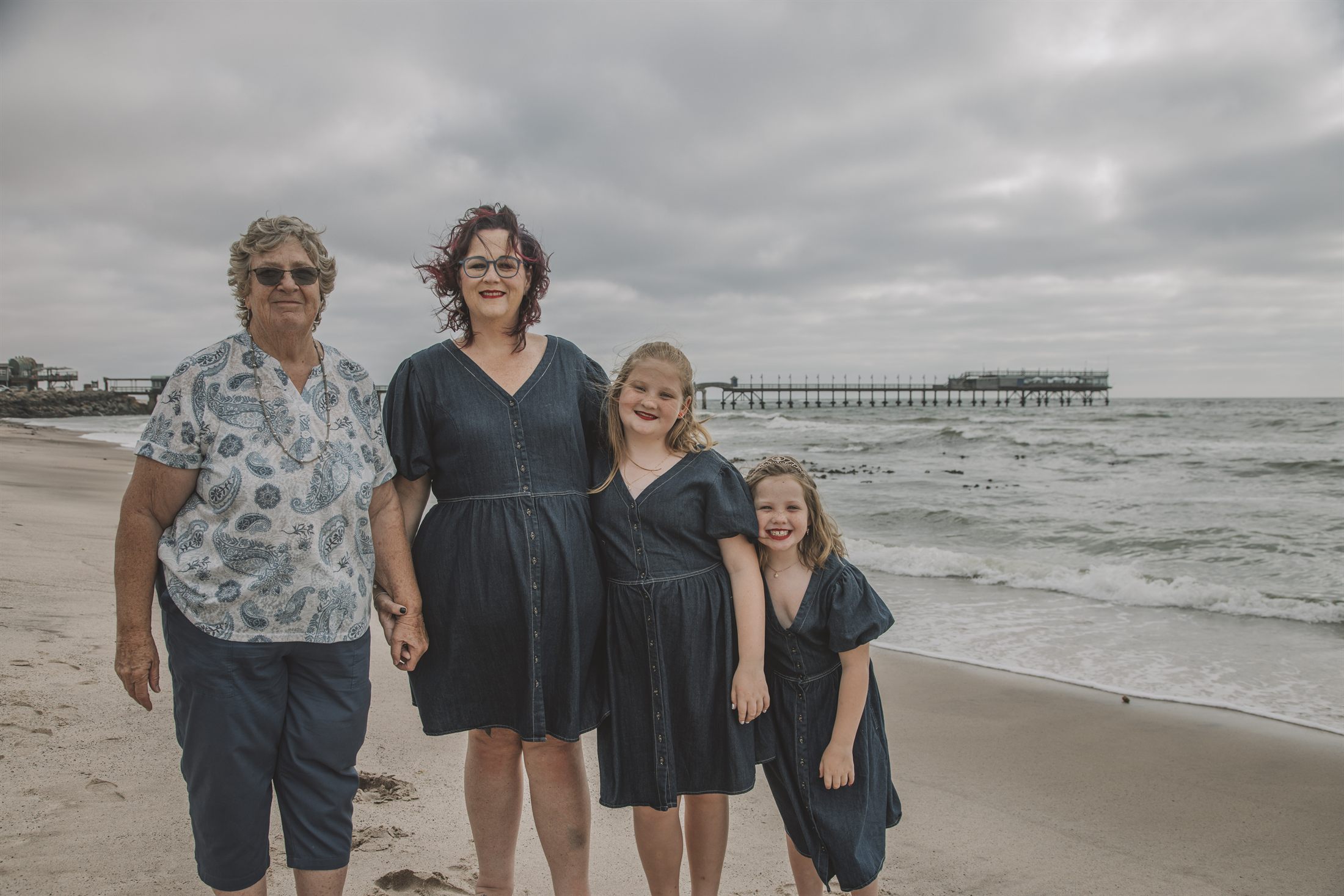 Tricia Burger family shoot at the Swakopmund Jetty and beach by Maja Carstens — photo 4 of 15