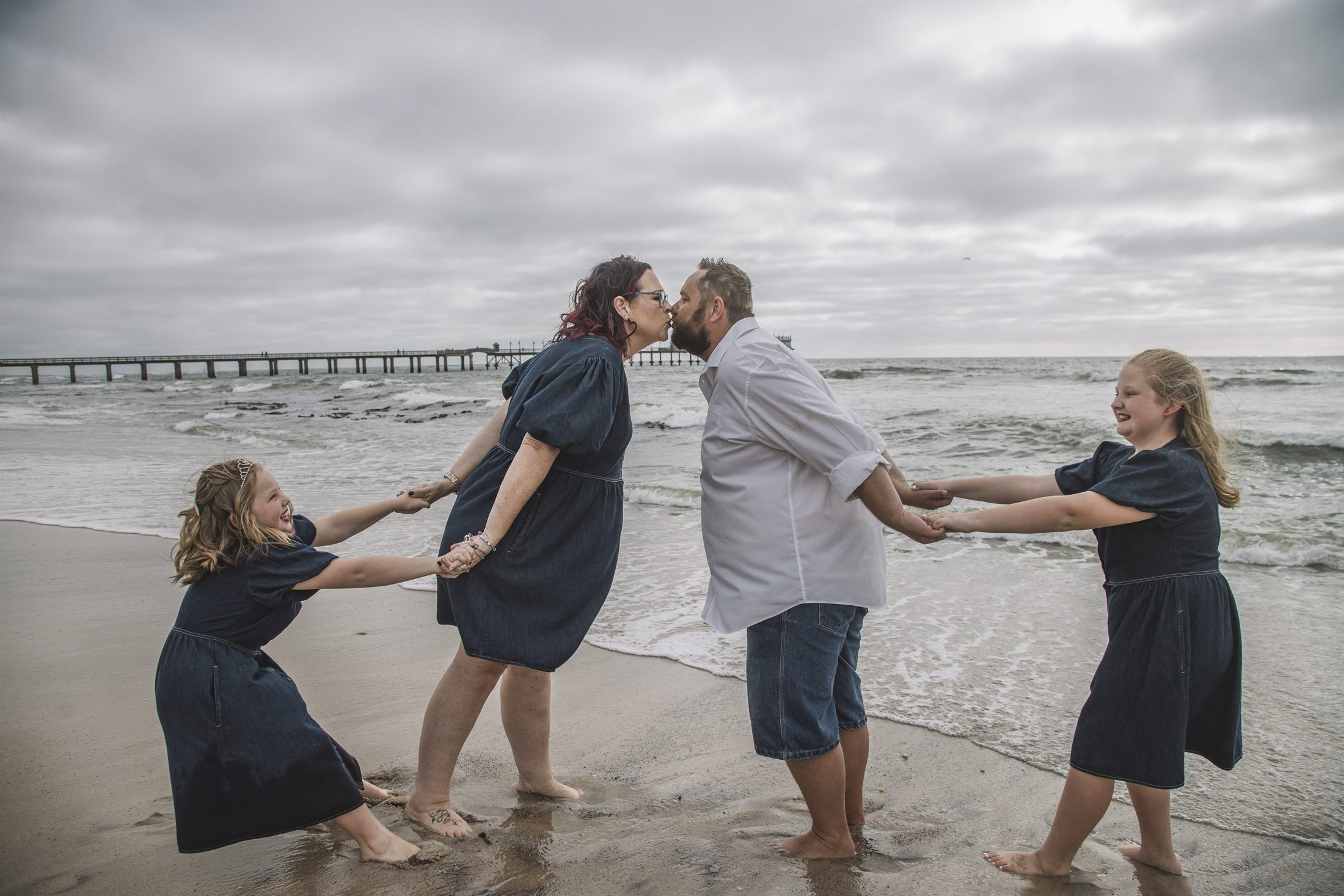 Tricia Burger family shoot at the Swakopmund Jetty and beach by Maja Carstens — photo 8 of 15
