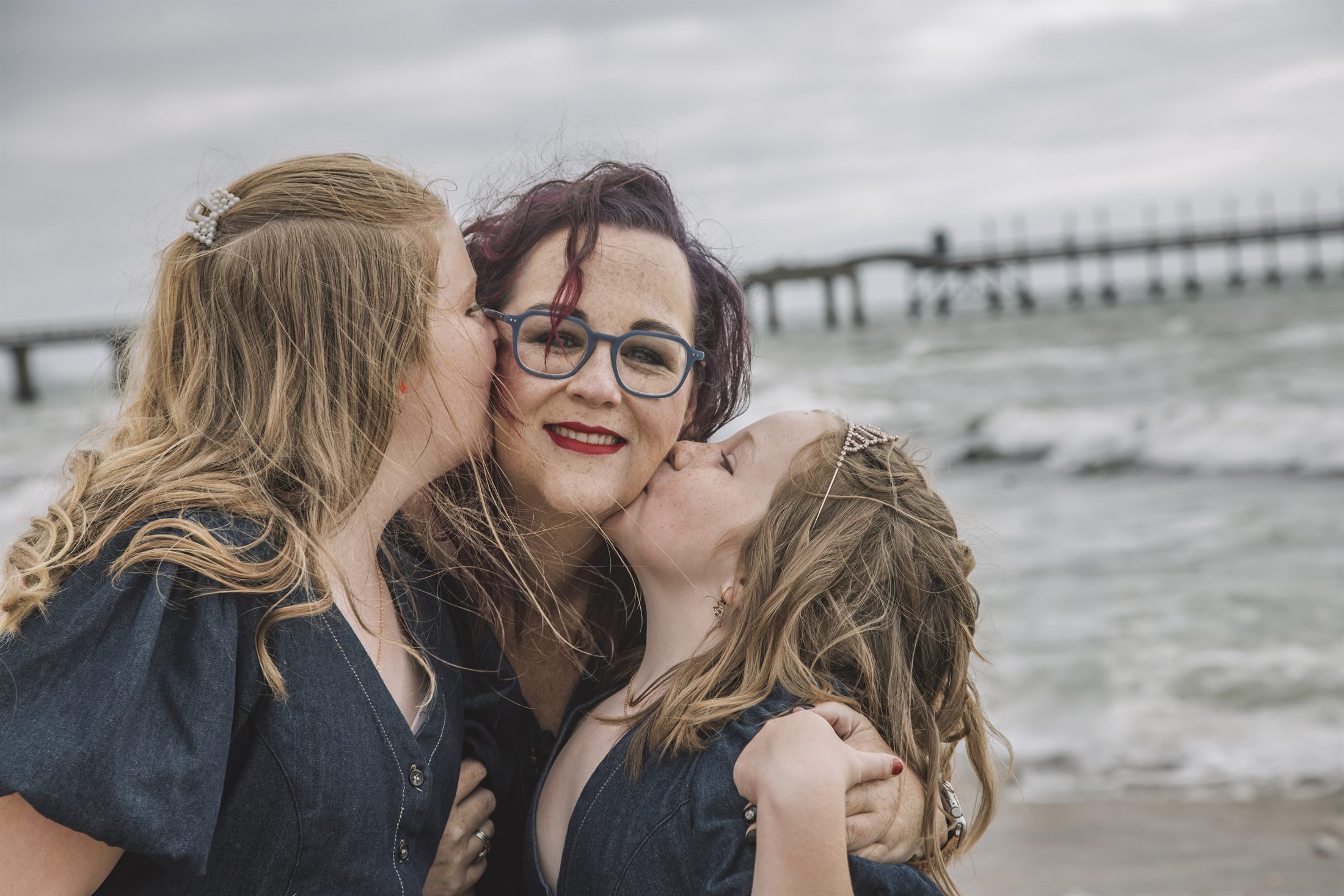 Tricia Burger family shoot at the Swakopmund Jetty and beach by Maja Carstens — photo 9 of 15
